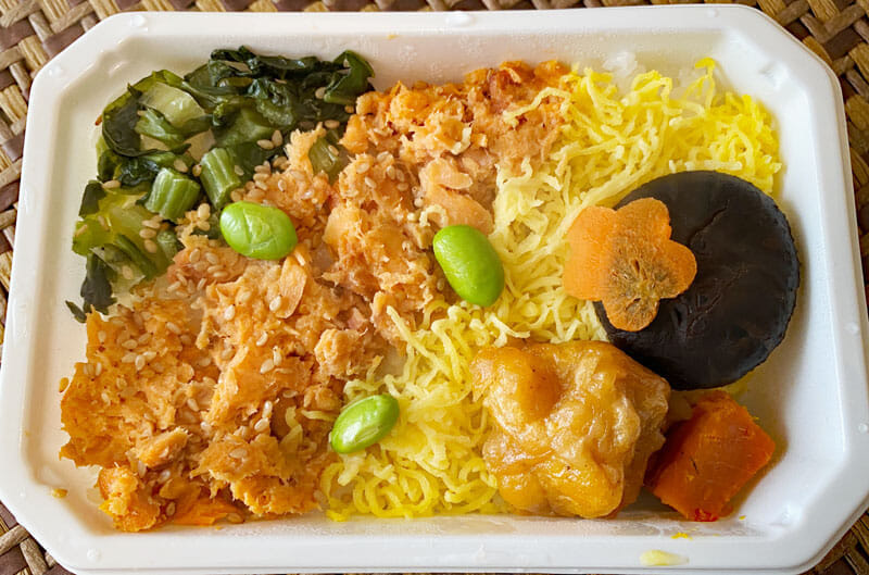 ANA機内食「紅鮭の彩り御飯」