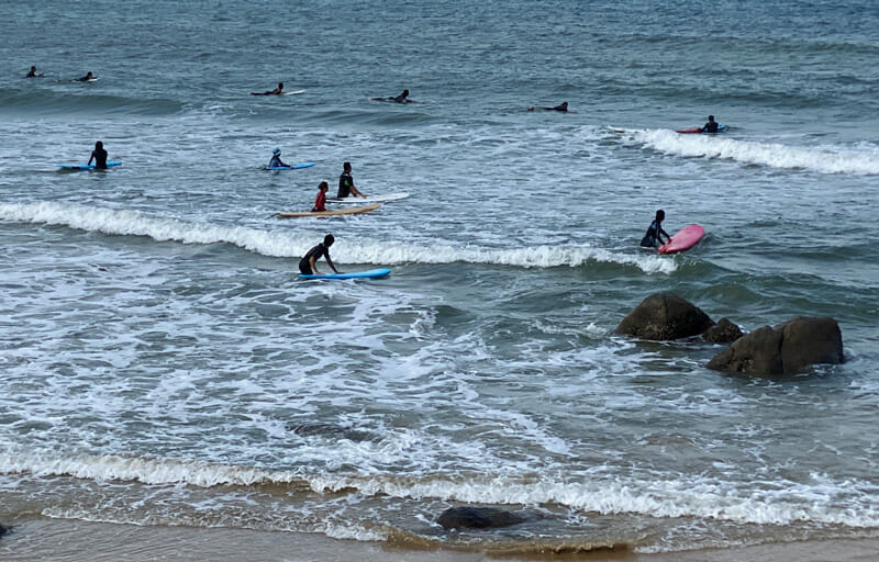 糸島の海でサーフィンする人達