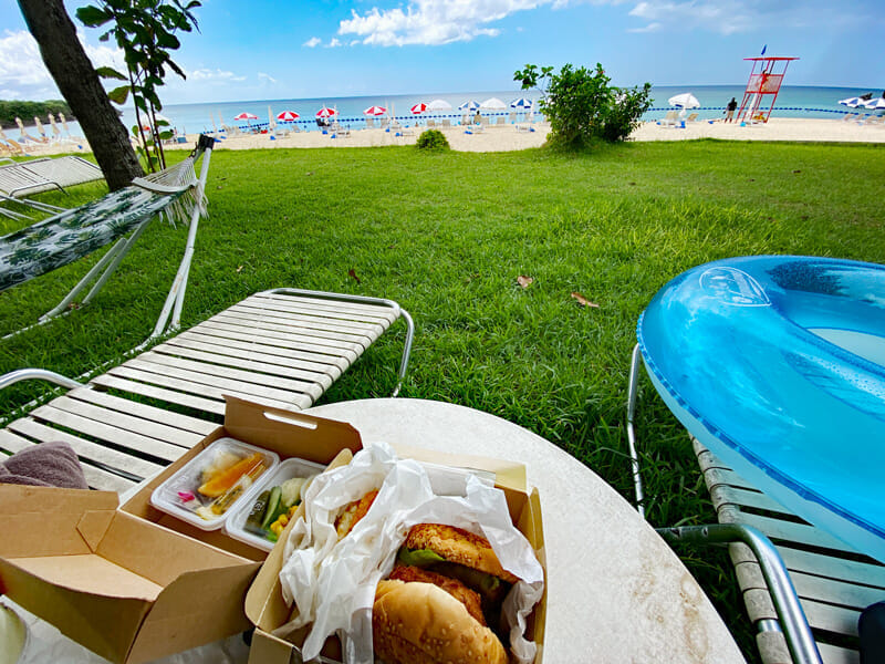 ニライビーチで食べるピクニックボックス（ハナハナ）