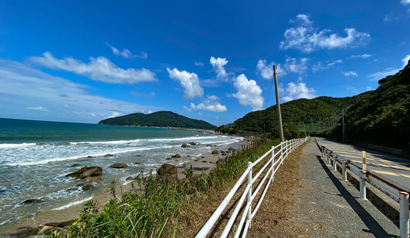 糸島でのレンタサイクル風景（海沿い）