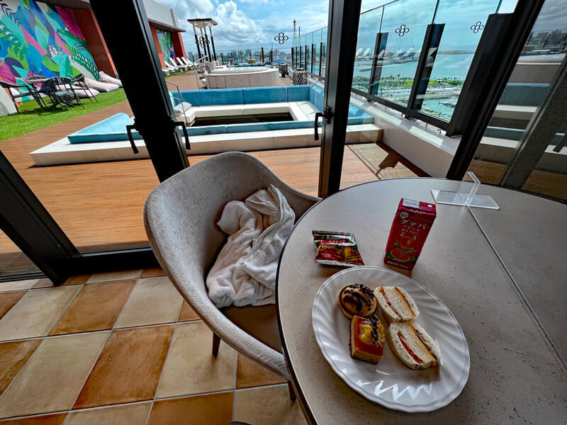 沖縄プリンスホテル オーシャンビューぎのわん 14階 クラブラウンジからプールの眺め