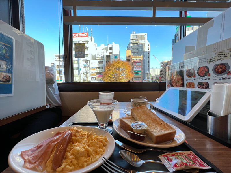 ホテルメッツ高円寺　朝食セット パンとスクランブルエッグ
