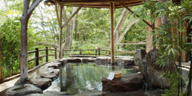 ホテル華乃湯　山沿い露天風呂