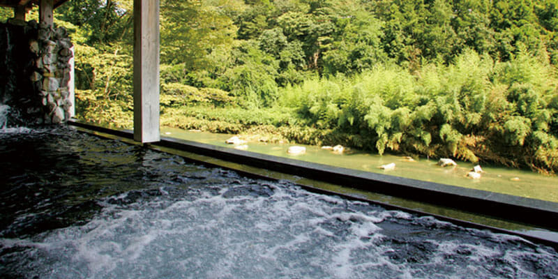ホテル華乃湯　川沿い露天風呂