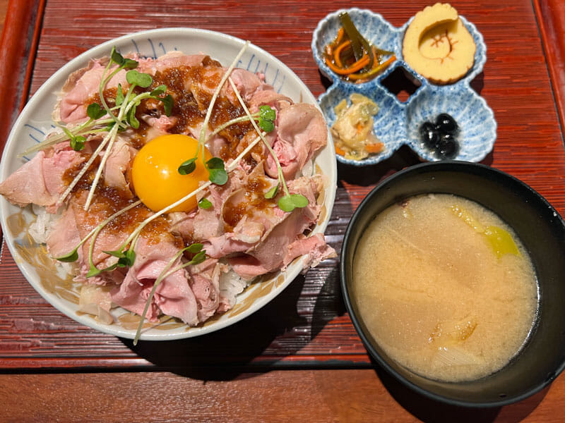 サ飯東京　ローストポーク丼