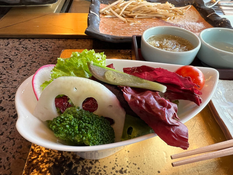 鉄板焼「赤坂」　　彩り野菜のサラダ