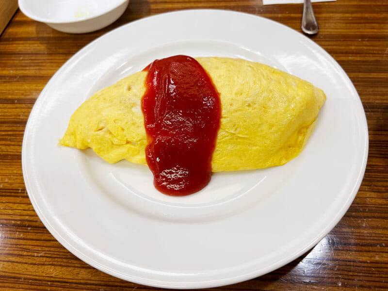 羽田空港「アカシア」で最も高額なメニュー「オムライス」を食う