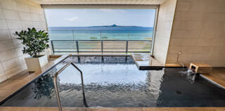 沖縄「オリオンモトブリゾート＆スパ沖縄」に泊まった。海を眺める露天風呂とサウナ、隣に「美ら海水族館」