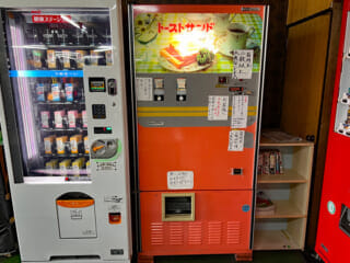 新潟「ポピーとよさか」でレトロ自販機のトーストサンドと天ぷらそばを味わう