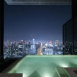 「カンデオホテルズ大阪ザ・タワー」に泊まった。大阪中心部のビル31階にインフィニティ露天風呂は、さすがに夜景がスゴかった