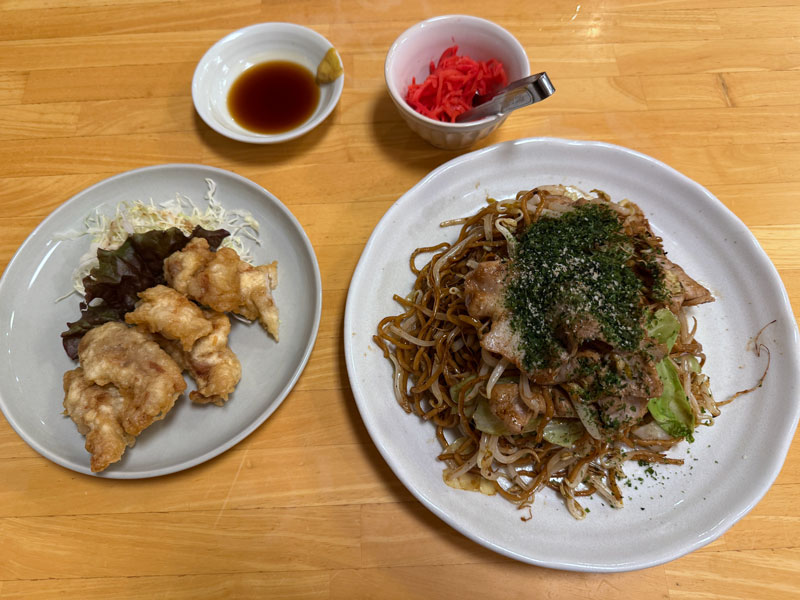 大分 大納言 焼きそばとハーフとり天