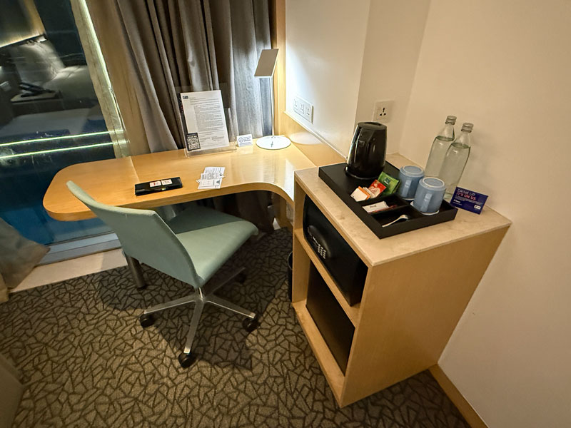 Holiday Inn Express Manila Newport World Resorts スタンダードルーム デスク