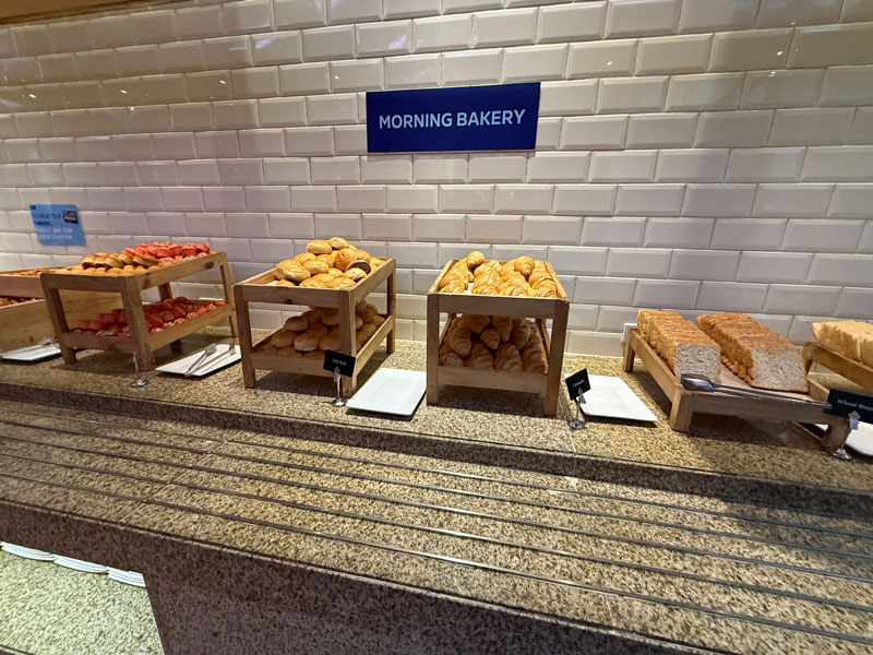 Holiday Inn Express Manila Newport World Resorts 朝食 パン