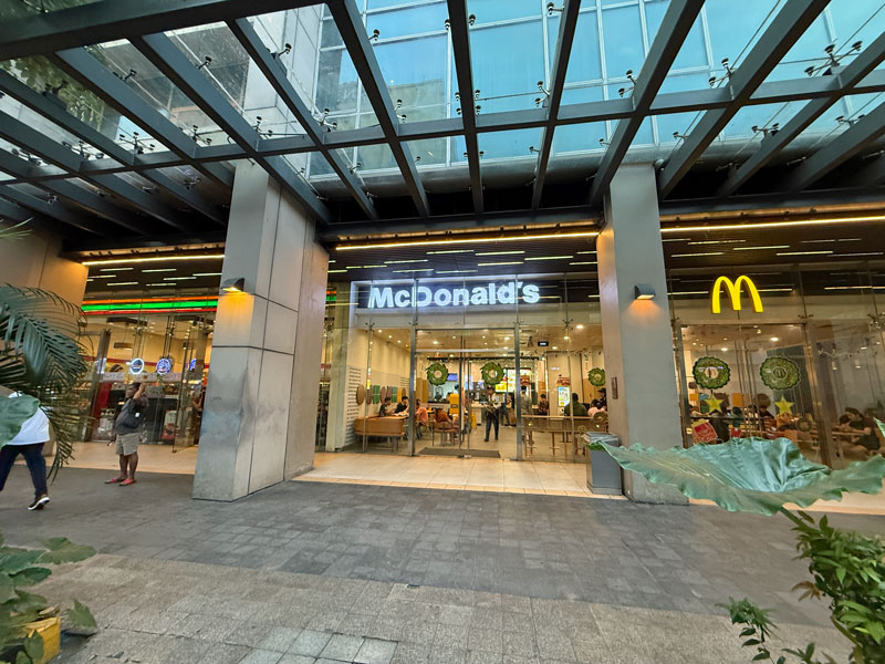 Holiday Inn Express Manila Newport World Resorts マクドナルド