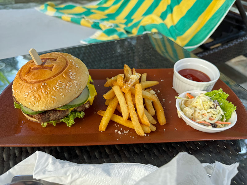 ヘナン ガーデン リゾート クラシックチーズバーガー