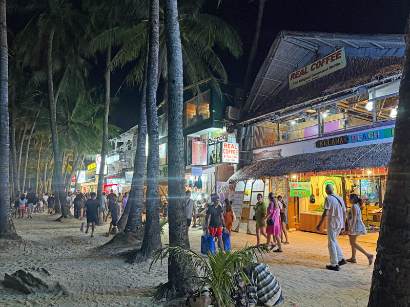 ホワイトビーチ 夜の様子