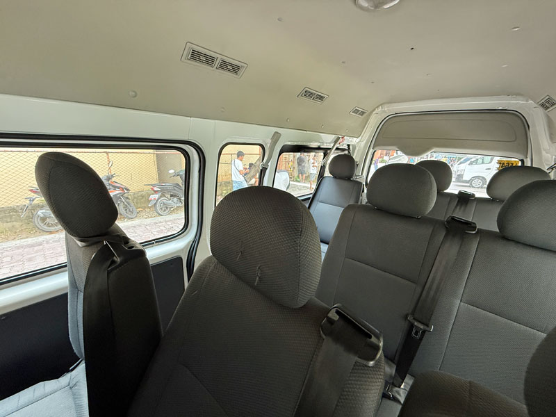 ボラカイ島 SouthwestTours ミニバス 内観
