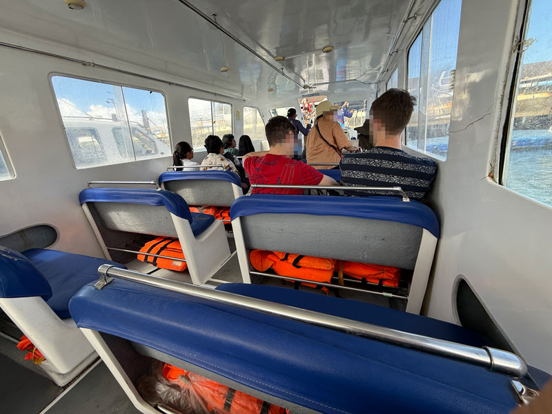 ボラカイ島行きのボート 内部