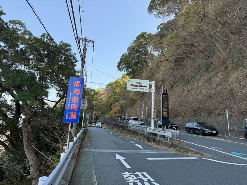 魚見崎バス停周辺の135号分岐