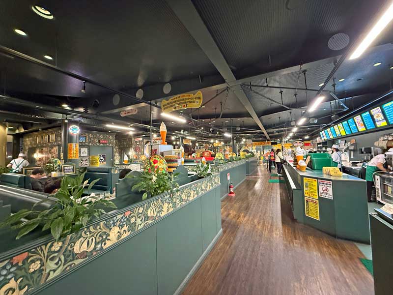 ラッキーピエロ マリーナ末広店 内観