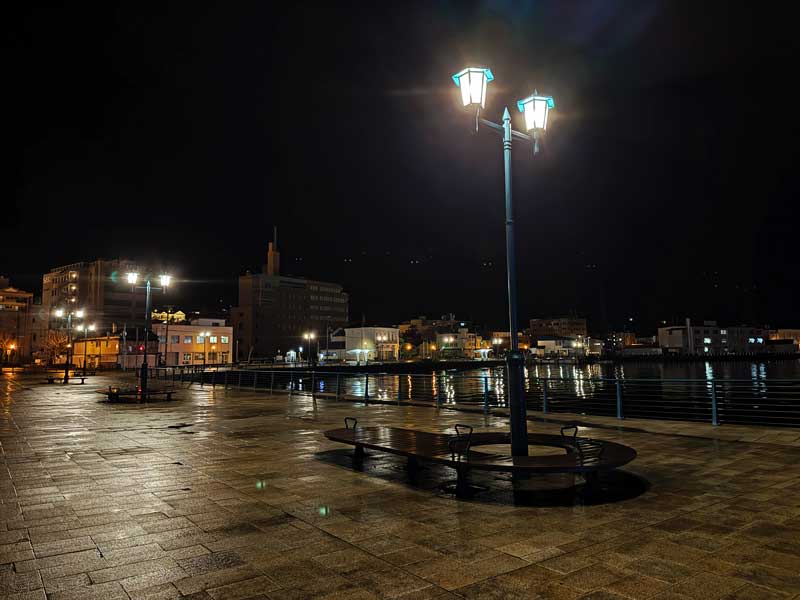 ラッキーピエロ マリーナ末広店横の海