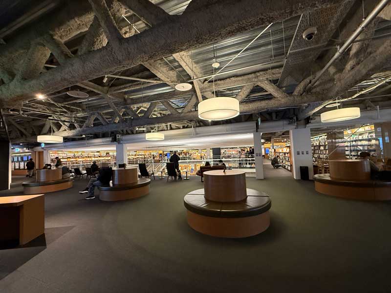 函館 蔦屋書店 ２階