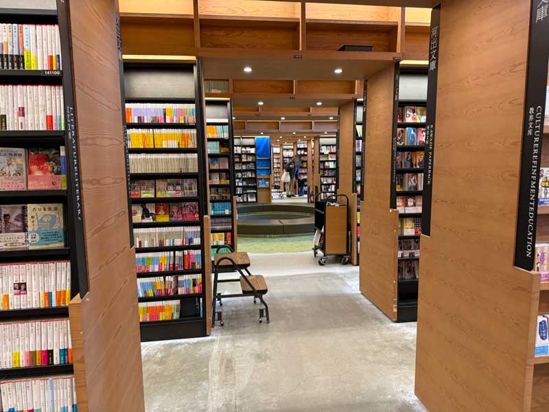 函館 蔦屋書店 大量の本