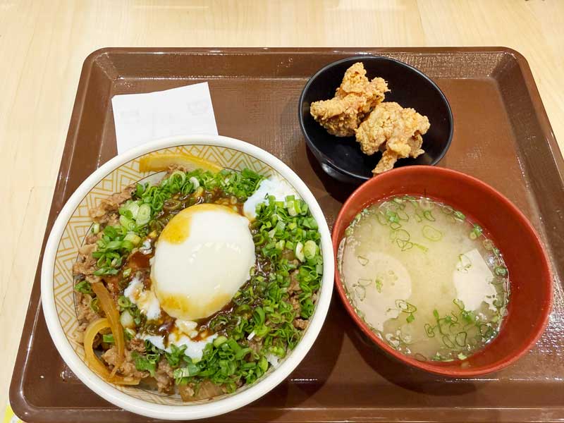 すき家 KLIA2 Gateway店 ねぎ玉牛丼と唐揚げのセット