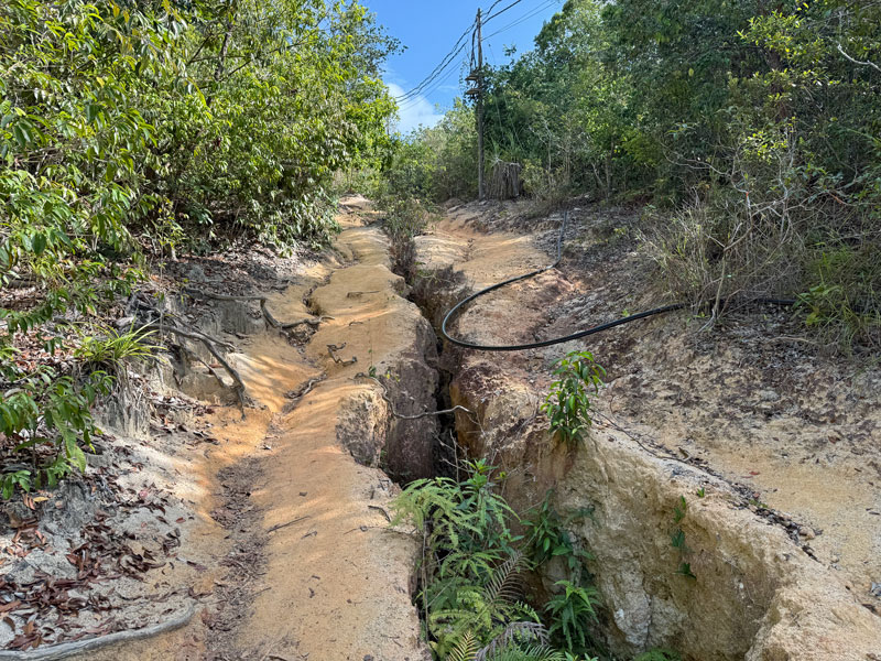 プルフンティアン島 トレッキング 山道 裂けた道