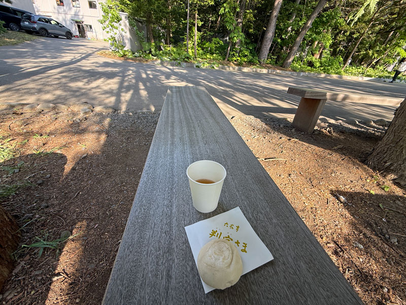 六花亭 神宮茶屋店 ベンチ