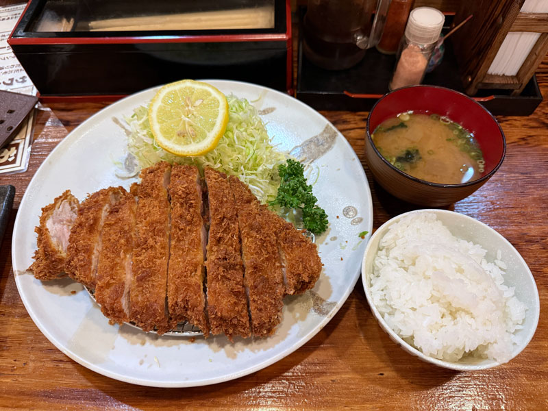鹿児島 味の六白 六白黒豚ロース定食 200g