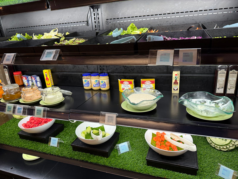 イビス スタイルズ ジャカルタ エアポート 朝食 サラダとフルーツ