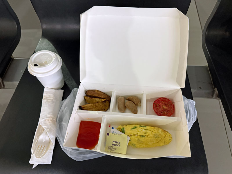 イビス スタイルズ ジャカルタ エアポート 朝食 テイクアウトBOX 中身