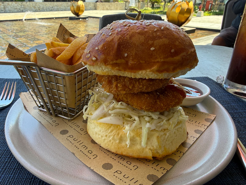 プルマン ロンボク マンダリカ ビーチ リゾート - Chicken Katsu Sando Burger
