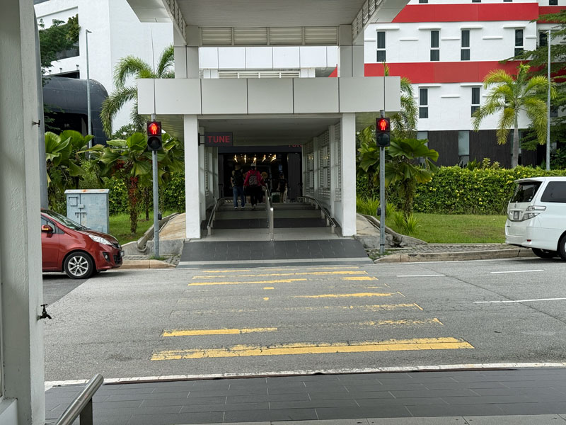 KLIA2 M1フロア 連絡通路 横断歩道