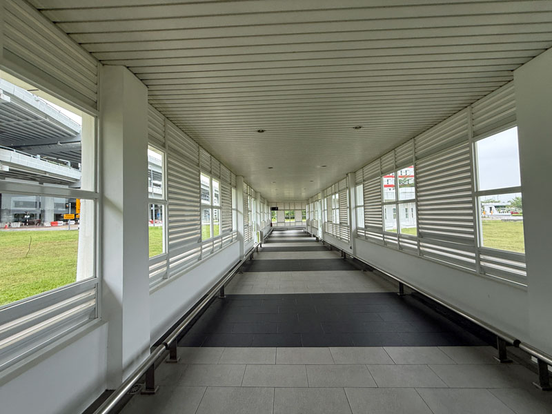 KLIA2 M1フロア 連絡通路 空港敷地外