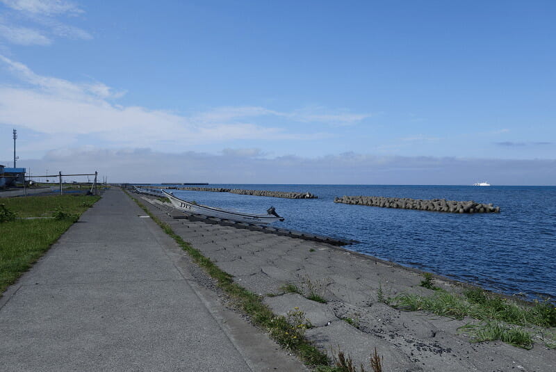 北海道「稚内フットパス」の「ノシャップ岬コース」(海沿い)を歩いて2時間、辿り着いた岬の「漁師の店」でウニ丼のご褒美。