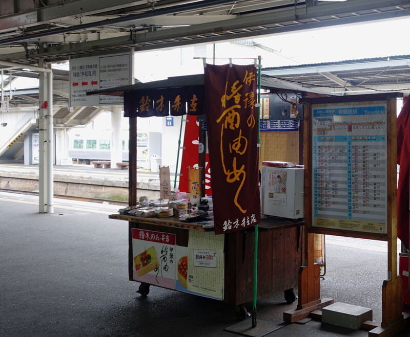 JR四国「バースデーきっぷ」(3日間)を使い、電車で四国一周。車窓を眺めながら食べた駅弁のメモ。
