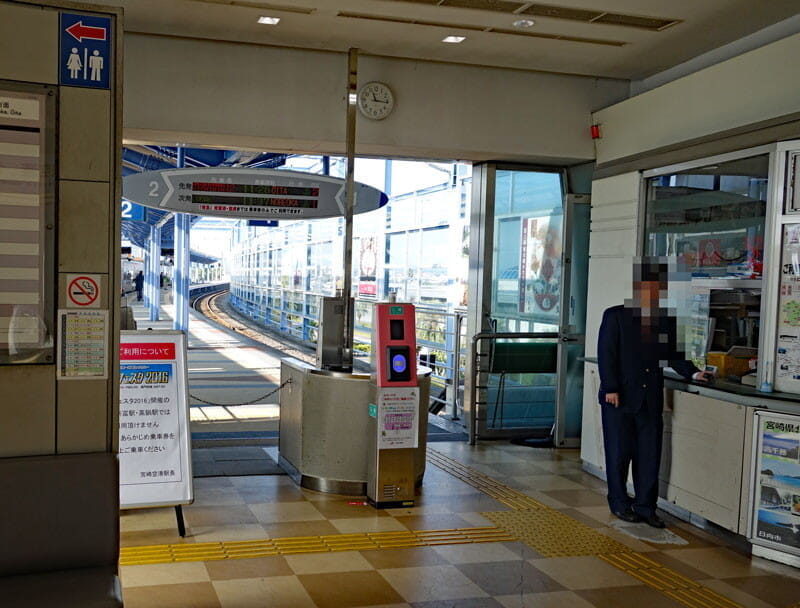 「宮崎空港」から「宮崎駅」は電車で10分、350円。宮崎駅では駅弁「椎茸めし」を。