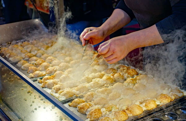 大阪のソウルフード「たこ焼き」、オススメは「出汁」や「塩」で美味い店。
