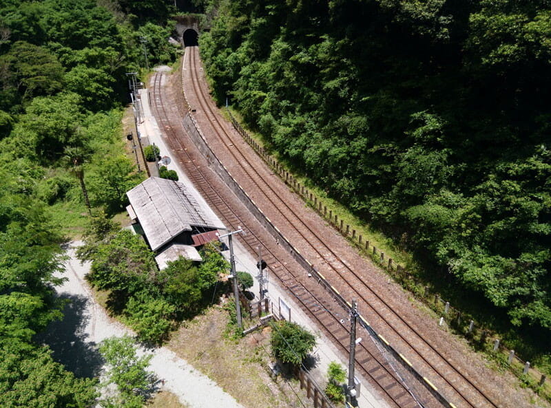 秘境駅として有名な「坪尻駅」へ。徳島の山に囲まれた谷底、山道からしか到達できない無人駅。