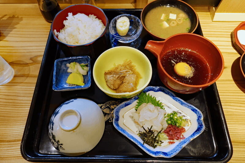 宇和島駅に近い定食屋「とみや」(富屋)で、本場の「宇和島 鯛めし」が美味かった