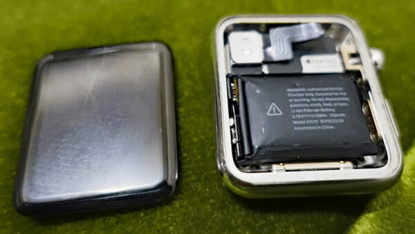 AppleWatchが３年で故障した。バッテリー膨張によって液晶がはがれて終了。