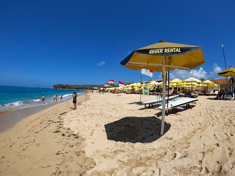 バリ島「ゲゲールビーチ」(Geger Beach)、ヌサドゥア地区では透明度が高いパブリック・ビーチ