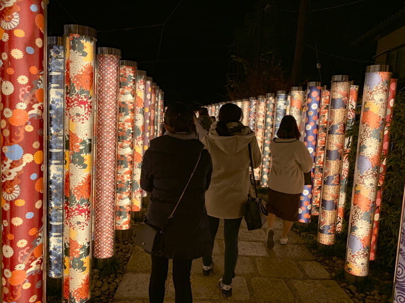京都嵐山の昼と夜。ライトアップ「花灯路」（12月上旬限定）を少しだけ見てきた。