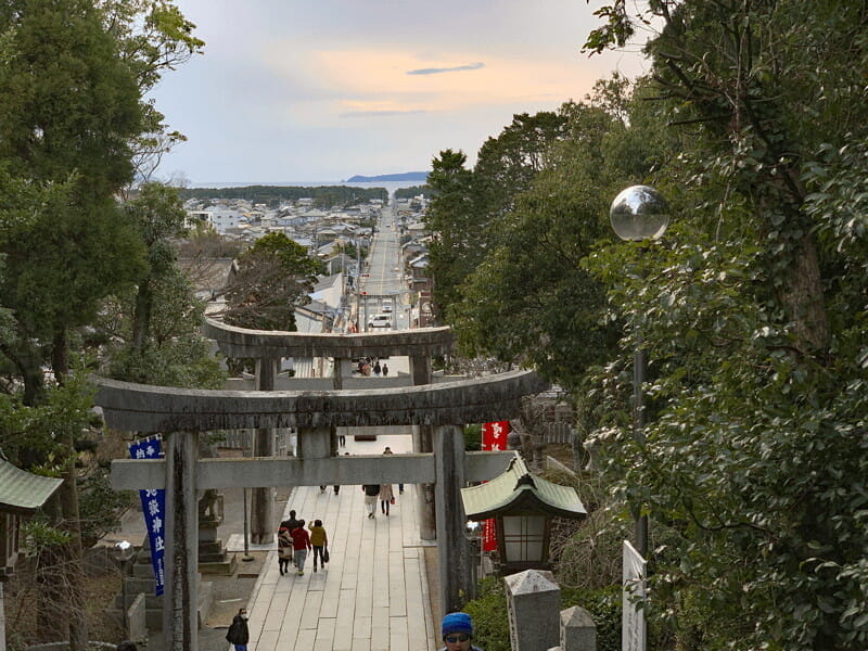 福岡「宮地嶽神社」、JALの嵐出演CMで有名な「光の道」は曇天で叶わず