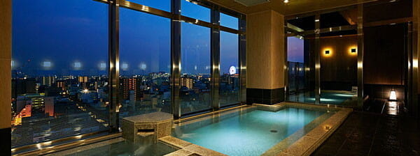 愛媛で「カンデオホテルズ松山大街道」に泊まった。高さ13階の展望露天風呂あり。