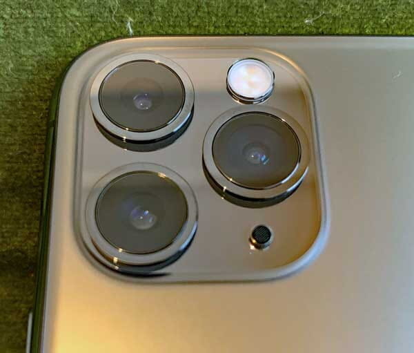 iPhone11の超広角カメラ(FOV120°)を、iPhoneXsの広角カメラ(FOV80°)と比較する