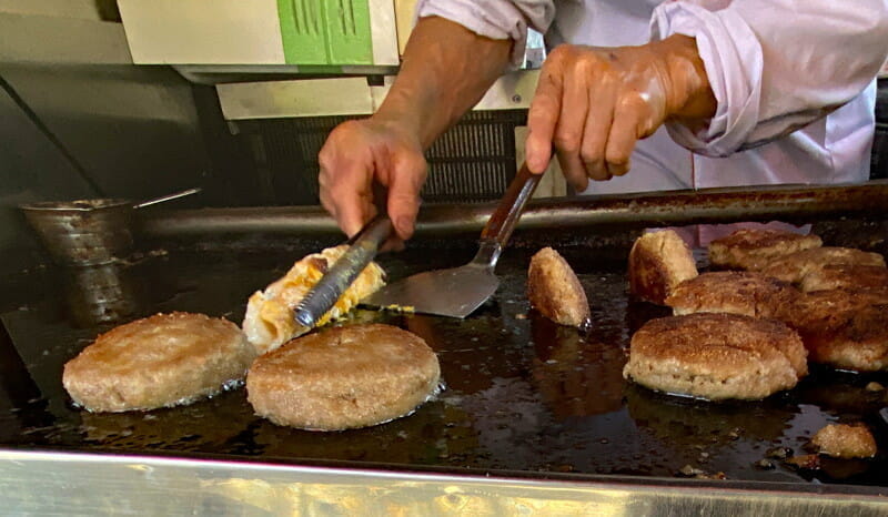 創業４０年、福岡で７４歳の店主が作る全国３位の絶品ホットドッグ「今屋のハンバーガー」と謎の「ハンバーガー愛好会」